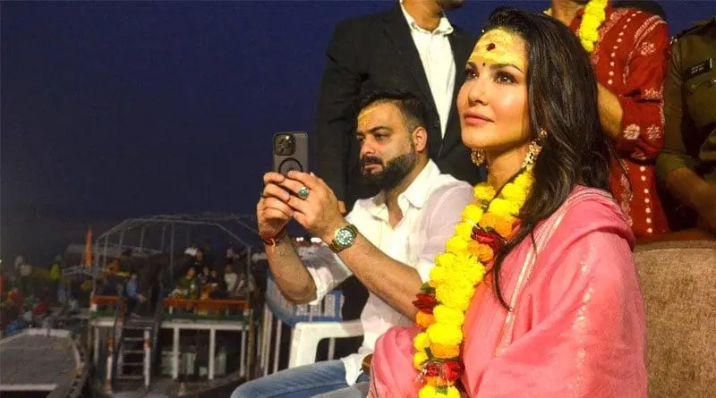 Sunny Leone,Ganga Aarti,Varanasi,video,actor Abhishek Singh,সানি লিওন,গঙ্গা আরতি,বারাণসী,ভিডিয়ো,অভিনেতা অভিষেক সিং,Bangla News,Latest Bangla News,News in Bangla,Bengali News,Latest Bengali News,News in Bengali,সানি লিওনি,Music video promotion,Sunny Leone attends Ganga Aarti,Sunny Leone in Varanasi,Sunny Leone shares a glimpse,Abhishek Singh,Third Party,Sunny Leone Video,বারাণসীতে সানি লিওন,bollywood actress,hot actress